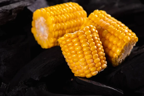 Milho Amarelo Pequenas Cabeças Para Grelhar Deitado Sobre Fundo Preto — Fotografia de Stock