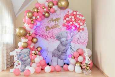 Modern uzay tasarımı - mutlu yıllar - pembe arka planda balonlarla. Kutlama alanı konsepti, tatiller. Seçici odak