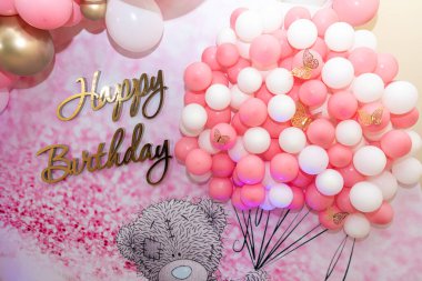 Modern uzay tasarımı - mutlu yıllar - pembe arka planda balonlarla. Kutlama alanı konsepti, tatiller. Seçici odak