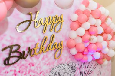 Modern uzay tasarımı - mutlu yıllar - pembe arka planda balonlarla. Kutlama alanı konsepti, tatiller. Seçici odak