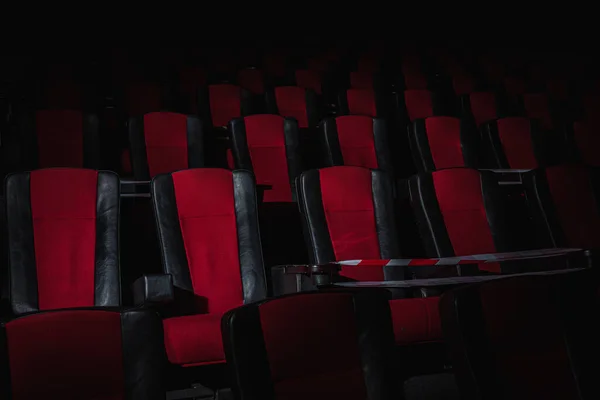 Červené Židle Kinosálu Jsou Osvětleny Paprskem Světla Nízkým Klíčem Omezující — Stock fotografie