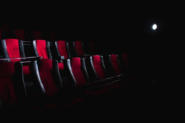 영화관에 의자들은 테이프 검역에 조명되고 있습니다 선택적 집중입니다 Covid Sars — 스톡 사진