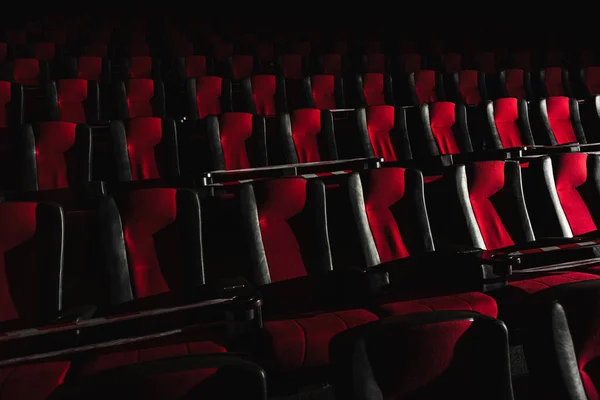 Boş Sinema Salonu Sinema Salonundaki Koltuklar Kırmızı Siyah Işık Huzmeleriyle — Stok fotoğraf