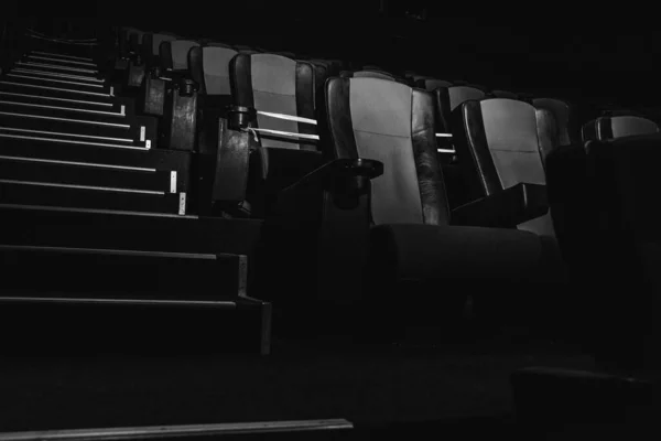 Foto Blanco Negro Cine Vacío Los Sillones Rojos Negros Sala —  Fotos de Stock