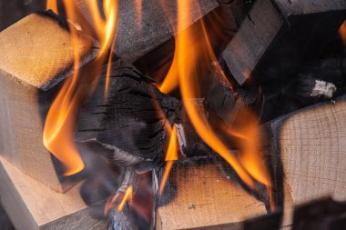 Ateş yakmak, barbeküye hazır bir sürü ağacın olduğu sıcak bir şömine. Seçici odaklanma. Yakın görünüm