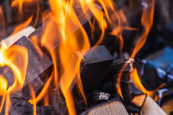 разжигание огня, теплый камин с большим количеством деревьев, готовых к барбекю. Выборочный фокус. Close view