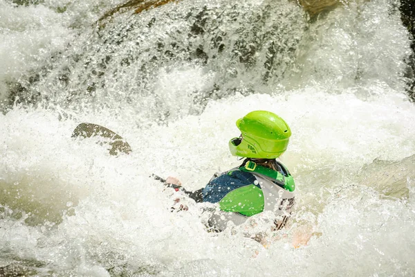 Kayak Fiume Pericoloso Inquieto Tra Montagne Onde Riposo Attivo Nuoto — Foto Stock