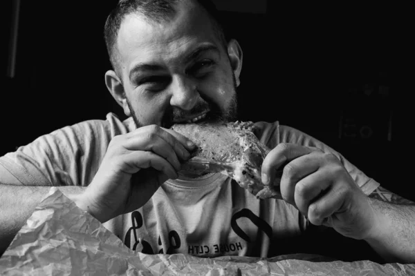 Joven Con Barba Sostiene Carne Cruda Sus Manos Antes Cocinar —  Fotos de Stock