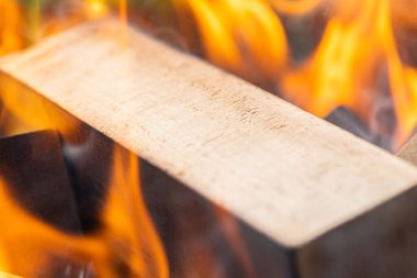 Ateş yakmak, ateş yakmak, bir sürü ağacın barbekü için hazır olduğu sıcak bir şömine yakmak, odun yakmak. Seçici odaklanma. Yakın görüş. Ateş kavramı, yanma.