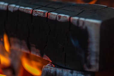 Ateş yakmak, ateş yakmak, bir sürü ağacın barbekü için hazır olduğu sıcak bir şömine yakmak, odun yakmak. Seçici odaklanma. Yakın görüş. Ateş kavramı, yanma.