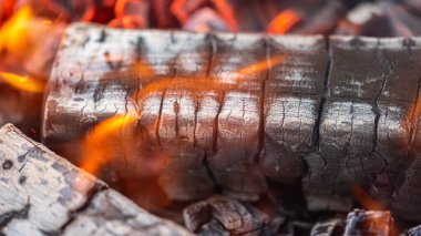 Yakın görüş. Ateş kavramı, yanma. Ateş yakmak, ateş yakmak, barbekü için hazır bir sürü ağaçla dolu sıcak bir şömine yakacak odun, yakacak odun. Seçici odak.