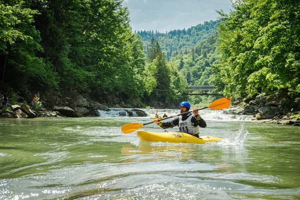 Yaremche Ivano Frankivsk Ucrania Junio 2021 Descenso Kayak Colores Río —  Fotos de Stock