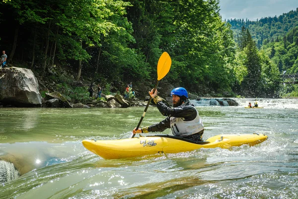 Yaremche Ivano Frankivsk Ucrania Junio 2021 Descenso Kayak Colores Río —  Fotos de Stock