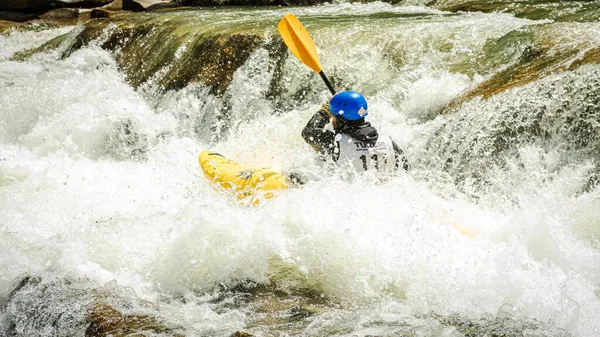 Yaremche Ivano Frankivsk Ucrania Junio 2021 Descenso Kayak Colores Río —  Fotos de Stock