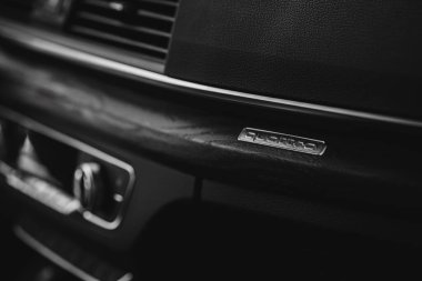 Siyah beyaz fotoğraf. Şatafatlı bir iç mekan. Arabanın iç detayları. Mutlu iç mekan. Modern araba iç tasarımı kavramı