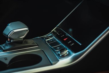 Siyah beyaz fotoğraf. Şatafatlı bir iç mekan. Arabanın iç detayları. Mutlu iç mekan. Modern araba iç tasarımı kavramı