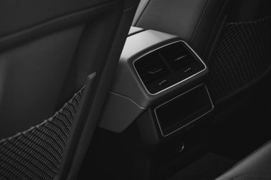 Siyah beyaz fotoğraf. Şatafatlı bir iç mekan. Arabanın iç detayları. Mutlu iç mekan. Modern araba iç tasarımı kavramı