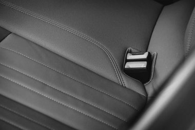 Siyah beyaz fotoğraf. Şatafatlı bir iç mekan. Arabanın iç detayları. Mutlu iç mekan. Modern araba iç tasarımı kavramı