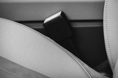 Siyah beyaz fotoğraf. Şatafatlı bir iç mekan. Arabanın iç detayları. Mutlu iç mekan. Modern araba iç tasarımı kavramı