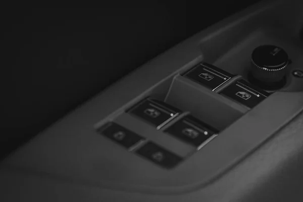 黑白照片 豪华轿车内部 汽车内部的细节 快乐的室内 现代汽车室内设计的概念 — 图库照片