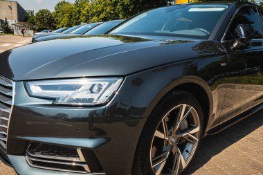  LVIV Şehri, UKRAINE - 10 Temmuz 2021, lüks araba iç mekanı. Arabanın iç detayları. Mutlu iç mekan. Modern araba iç tasarımı kavramı