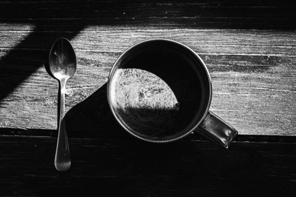 Svart Och Vitt Foto Ovanifrån Stor Metall Kaffemugg Och Metallsked — Stockfoto