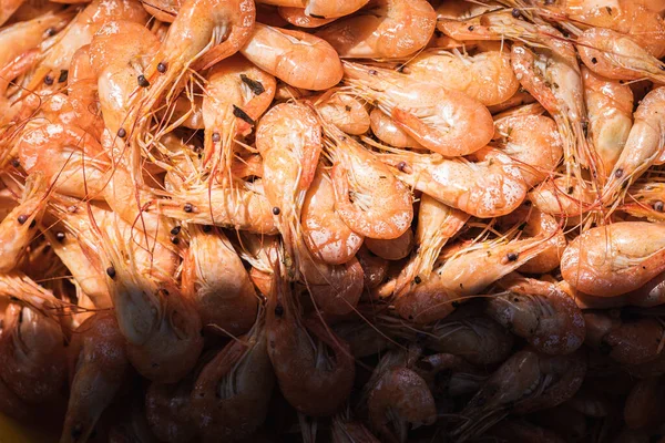 Camarão Cozido Descascado Uma Tigela Amarela Uma Superfície Madeira Cinza — Fotografia de Stock