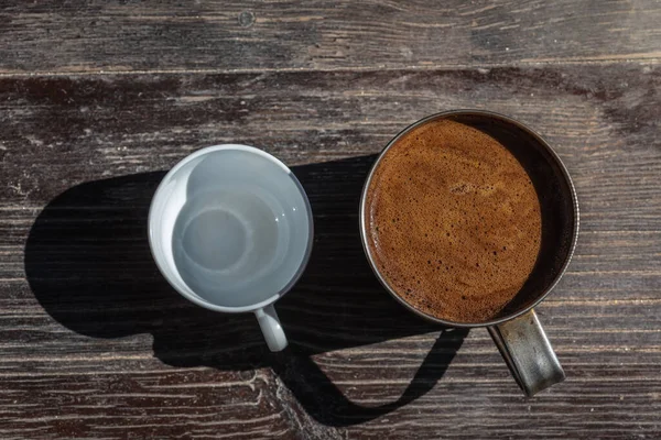 Egy Csésze Kávé Fehér Pohárban Egy Fém Teáskanál Szürke Fahéjas — Stock Fotó