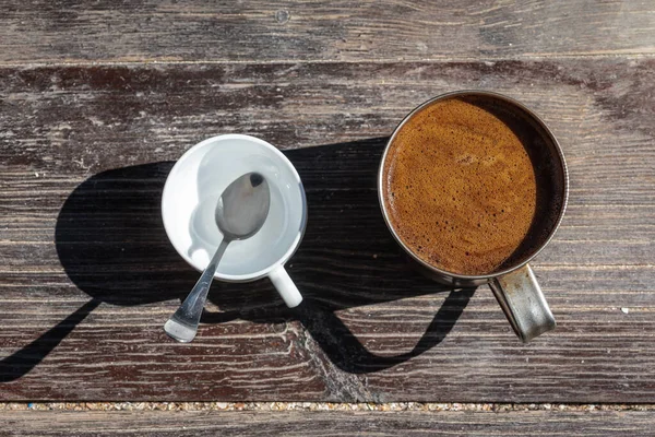 Tazza Caffè Una Tazza Bianca Cucchiaino Metallo Una Superficie Legno — Foto Stock