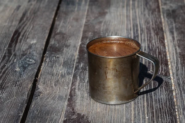 Egy Csésze Kávé Egy Fém Bögrében Egy Szürke Barna Felületen — Stock Fotó
