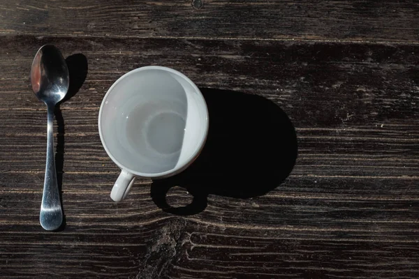 Tazza Caffè Una Tazza Bianca Cucchiaino Metallo Una Superficie Legno — Foto Stock