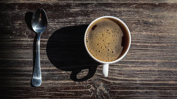 Xícara Café Uma Xícara Branca Uma Colher Chá Metal Uma — Fotografia de Stock