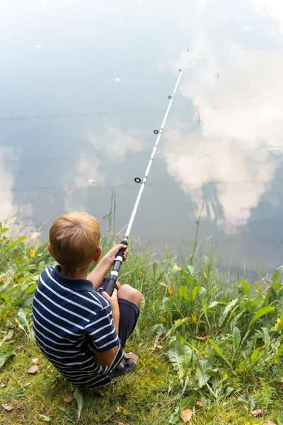 Bambino Con Una Canna Pesca Vicino Lago Zampe Pesce Vista — Foto Stock