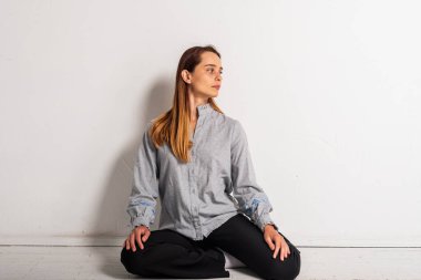 Beyaz arka planda izole edilmiş kopyalama alanına bakan düşünceli, genç ve duygusal bir kızın portresi. Uzay konsepti ve güzel kız