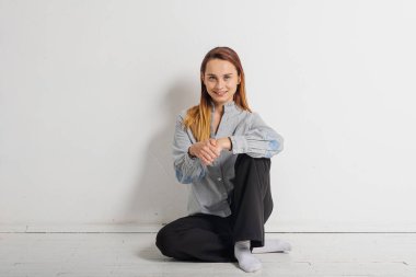 Beyaz arka planda izole edilmiş kopyalama alanına bakan düşünceli, genç ve duygusal bir kızın portresi. Uzay konsepti ve güzel kız