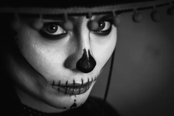 Πορτραίτο Μιας Γυναίκας Ζάχαρη Κρανίο Μακιγιάζ Πάνω Από Μαύρο Φόντο — Φωτογραφία Αρχείου