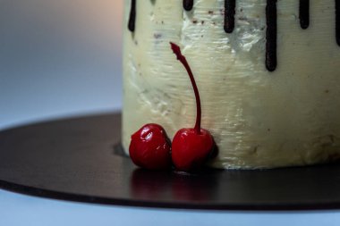 Hafif arka planda kirazlı çikolatalı pasta. Yemek ve tatlı konsepti
