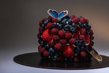 Böğürtlenli kek, böğürtlen, arka planda çilek, yakın plan görüntü. Yaz meyveli kek konsepti