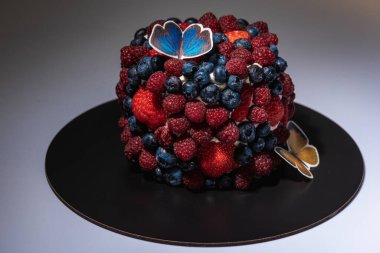 Böğürtlenli kek, böğürtlen, arka planda çilek, yakın plan görüntü. Yaz meyveli kek konsepti