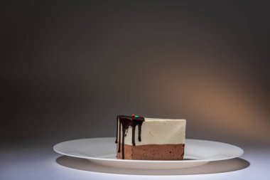 Kremalı krem karamel brulee ve beyaz tabakta çikolata. Metin, ton ve seçici odak için yer