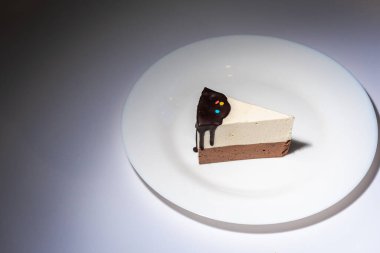 Kremalı krem karamel brulee ve beyaz tabakta çikolata. Metin, ton ve seçici odak için yer