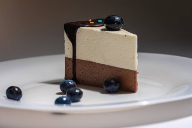 Kremalı krem karamel brulee ve beyaz tabakta çikolata. Metin, ton ve seçici odak için yer