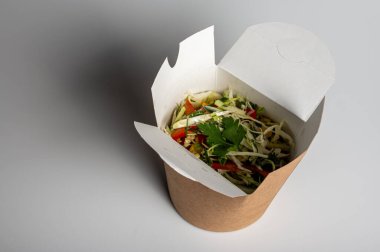 Sürdürülebilir kağıt paket paketinde maydanozlu taze sebze salatası. Hızlı bir öğle ya da akşam yemeği için sağlıklı ve uygun bir yemek. Çevre dostu ambalaj