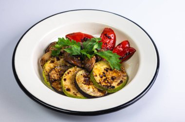 Izgara sebze çeşitleri: kabak, mantar, kırmızı dolmalık biber, taze otlarla süslenmiş. Bir yaz masası için mükemmel sağlıklı bir aperatif ya da meze.