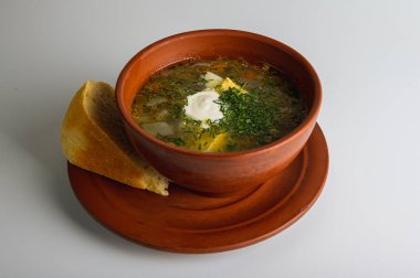 Beyaz eldivenli bir tıp uzmanı hastanın koluna venipunktur ya da enjeksiyon yapıyor. Klinik bir prosedür sırasında kanla dolu bir şırınganın yakın çekimi.