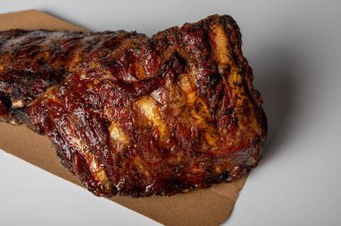 Lezzetli ızgara domuz pirzolası, taze marul ve kağıt üzerinde kırmızı dolma biber. Gurme et aperatifi beyaz arka planda. Menü için lezzetli yemek kavramı