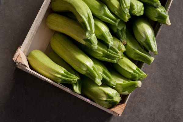 Kiste Voller Zucchini Blick Von Oben Bereit Für Den Markt Stockfoto
