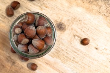 Bardaklar dolusu fındık, yukarıdan bakıldığında.