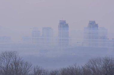 Şafak vakti sisli havada şehrin bulanık hatları.