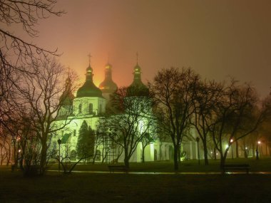 Geceleri Kiev 'deki Aziz Sophia Katedrali. Ukrayna 
